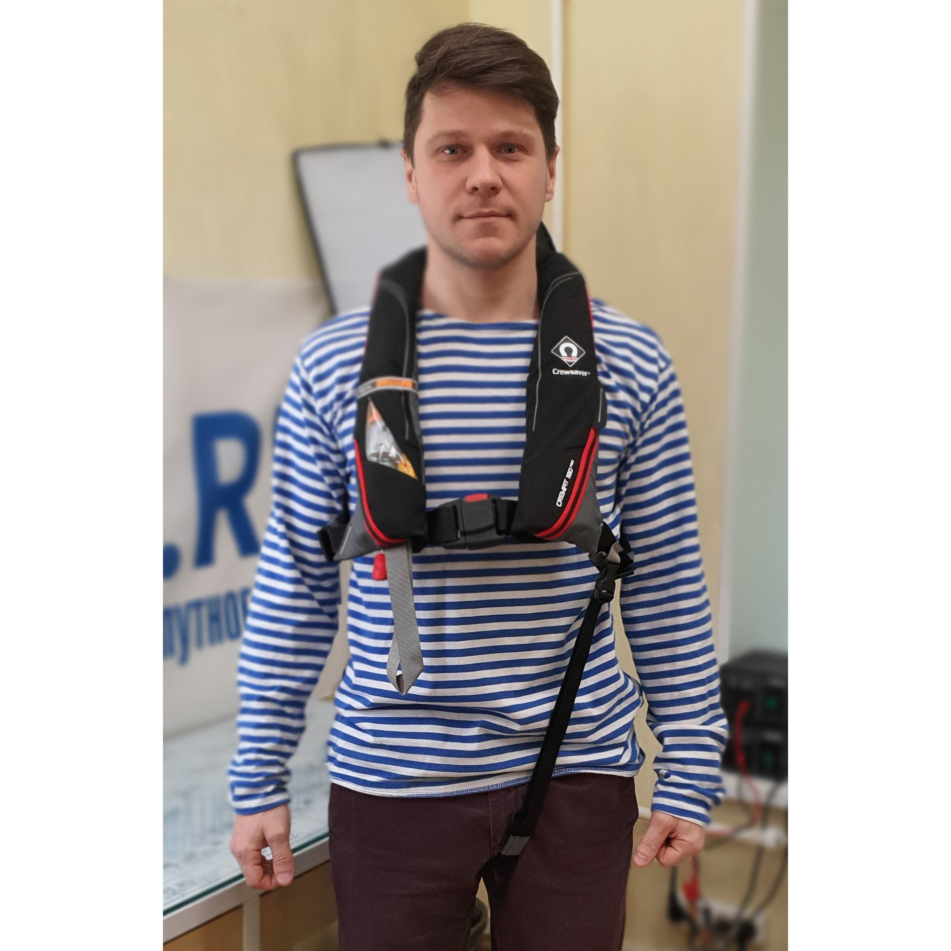 Купить Надувной спасательный жилет CrewSaver Crewfit 180N Pro 9020BRA чёрный/красный с автоматическим пусковым механизмом 7ft.ru в интернет магазине Семь Футов