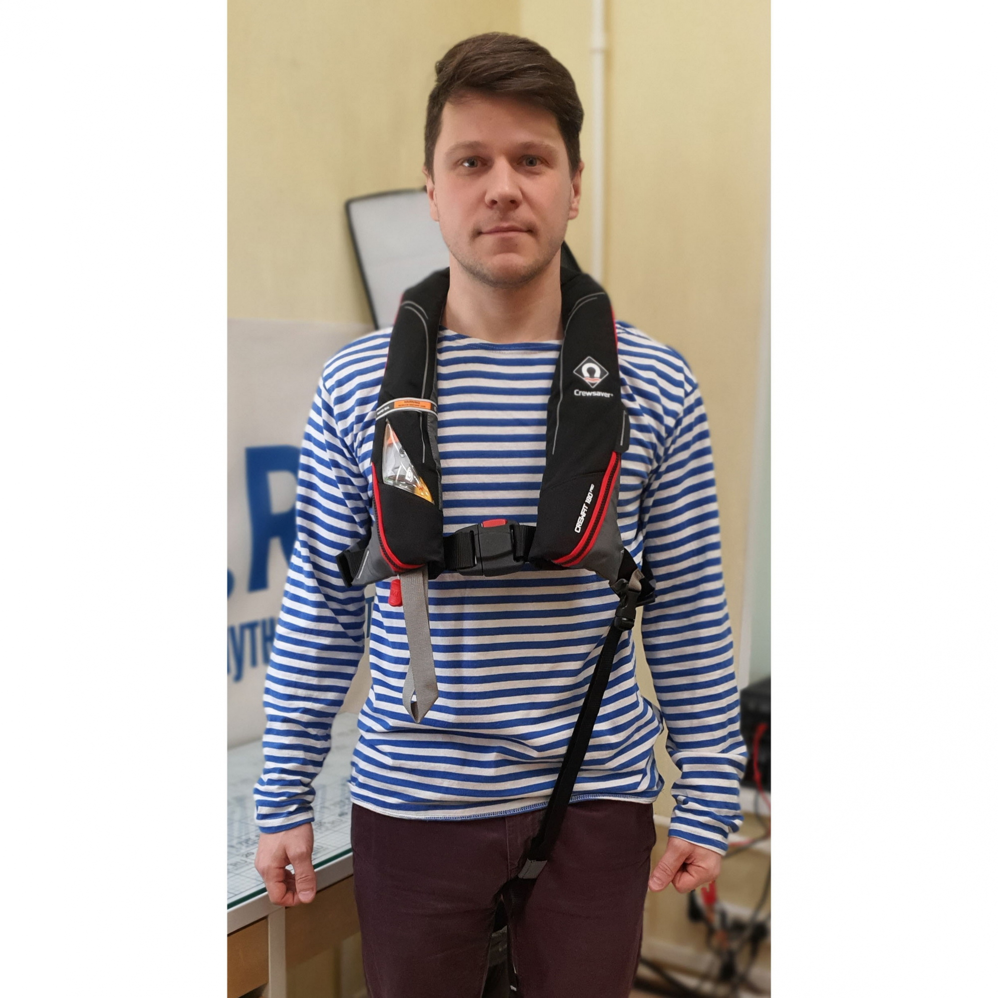 Купить Надувной спасательный жилет CrewSaver Crewfit 180N Pro 9020BRA чёрный/красный с автоматическим пусковым механизмом 7ft.ru в интернет магазине Семь Футов