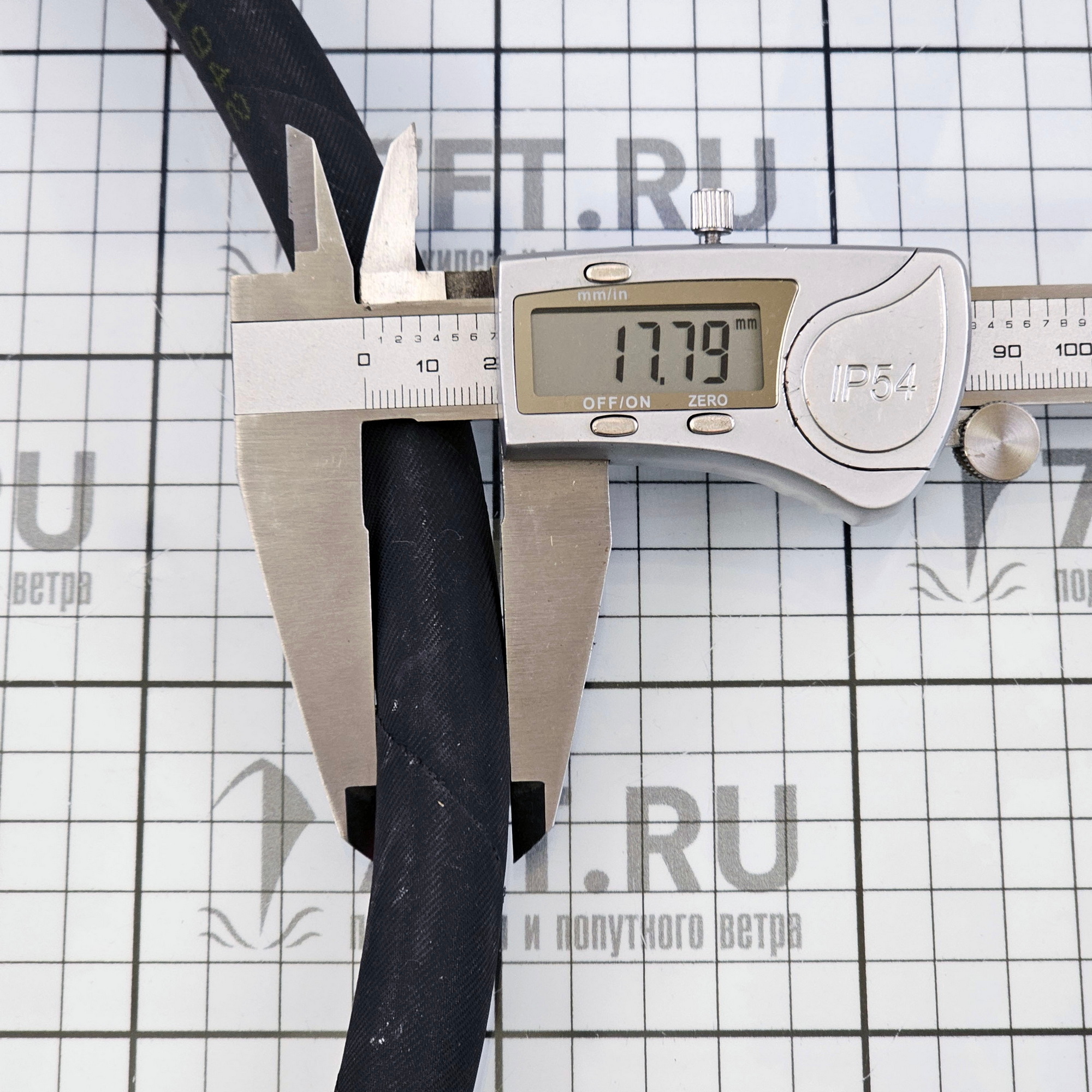 Купить Специальный топливный шланг Hoses Technology Carbopomp/M10 TGLSL007010019040 Ø19ммx40м внутренний Ø10мм >14бар для дизельного топлива, биодизельного топлива и неэтилированного топлива из чёрной резины армированной синтетической нитью 7ft.ru в интернет магазине Семь Футов