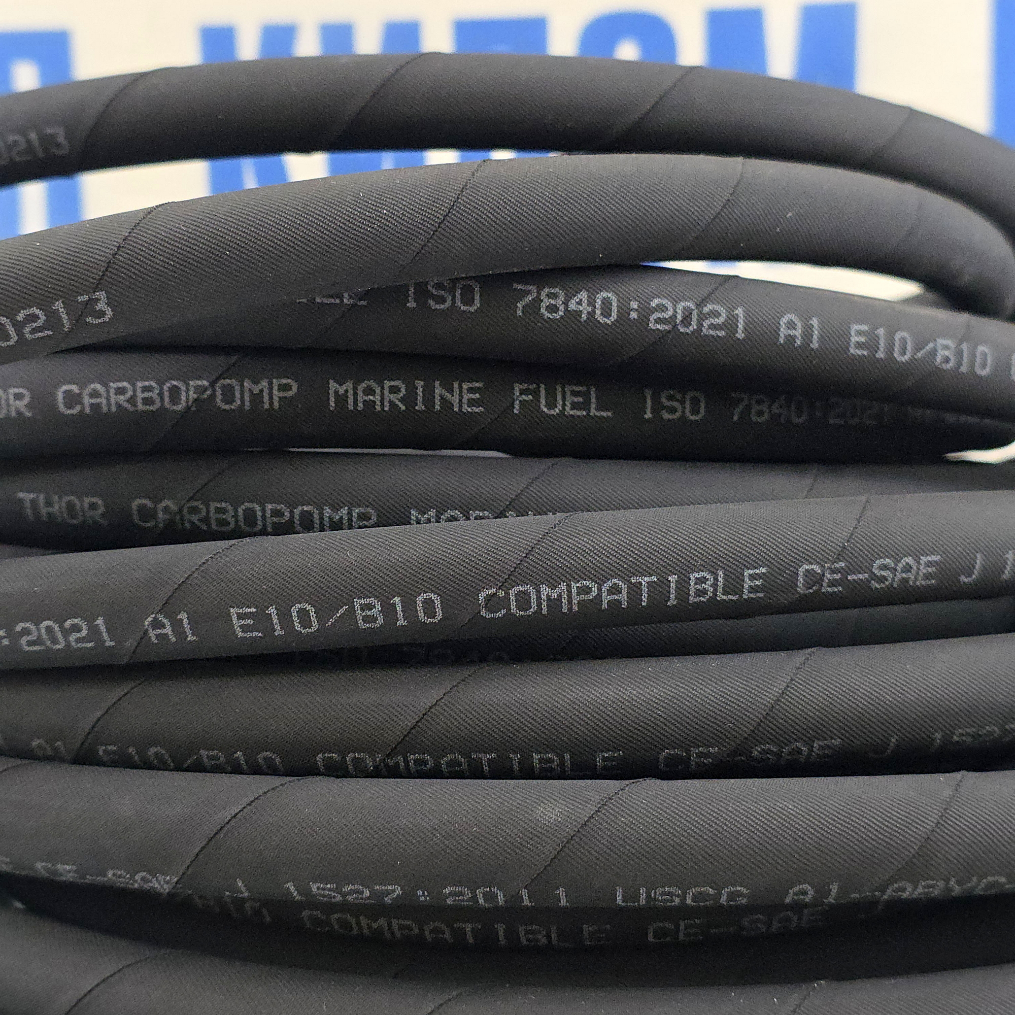 Купить Специальный топливный шланг Hoses Technology Carbopomp/M10 TGLSL007016026040 Ø26ммx40м внутренний Ø16мм >10бар для дизельного топлива, биодизельного топлива и неэтилированного топлива из чёрной резины армированной синтетической нитью 7ft.ru в интернет магазине Семь Футов