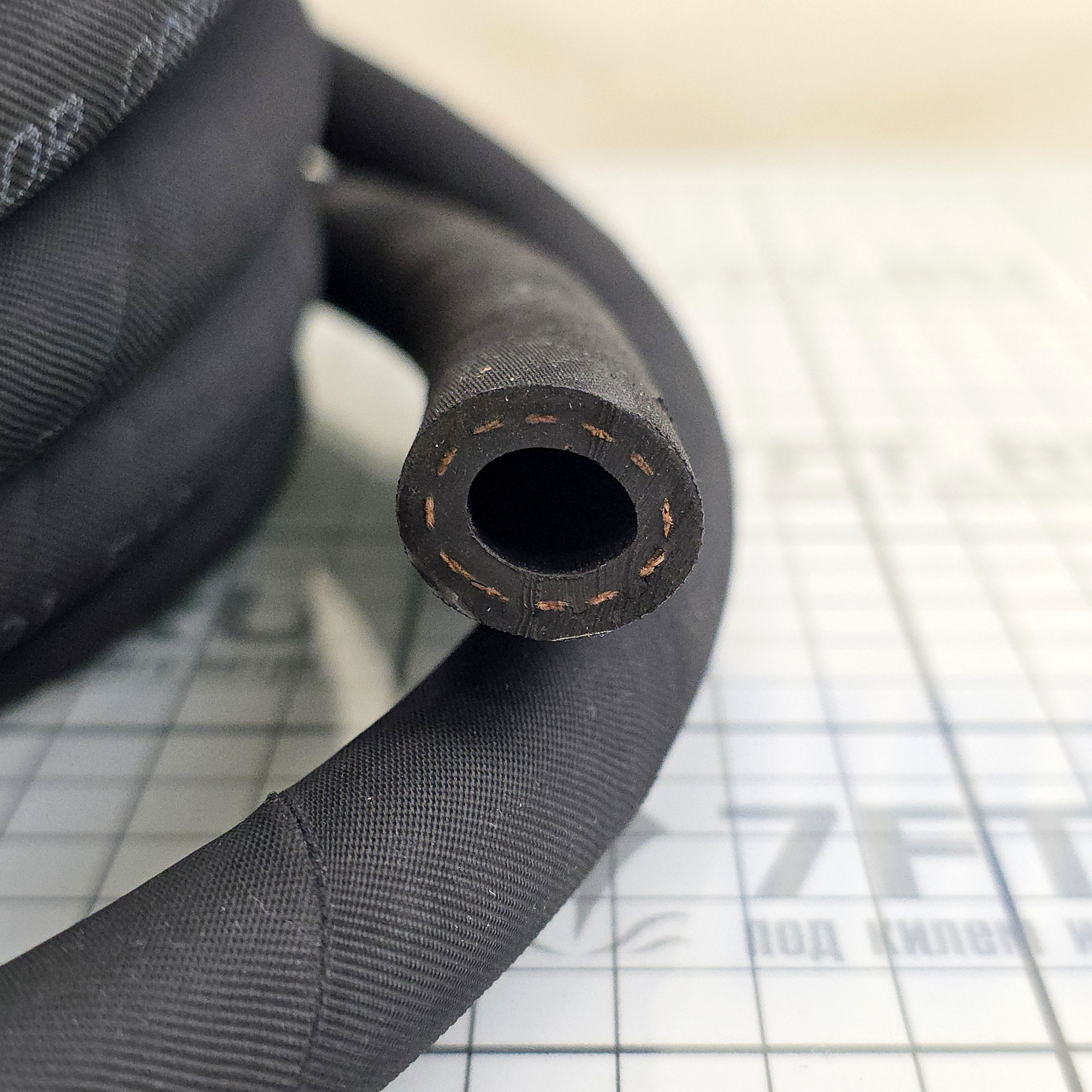 Купить Специальный топливный шланг Hoses Technology Carbopomp/M10 TGLSL007016026040 Ø26ммx40м внутренний Ø16мм >10бар для дизельного топлива, биодизельного топлива и неэтилированного топлива из чёрной резины армированной синтетической нитью 7ft.ru в интернет магазине Семь Футов