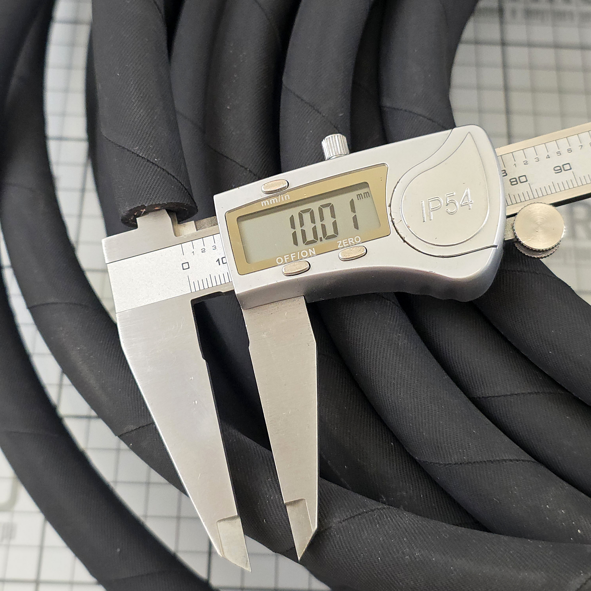 Купить Специальный топливный шланг Hoses Technology Carbopomp/M10 TGLSL007016026040 Ø26ммx40м внутренний Ø16мм >10бар для дизельного топлива, биодизельного топлива и неэтилированного топлива из чёрной резины армированной синтетической нитью 7ft.ru в интернет магазине Семь Футов