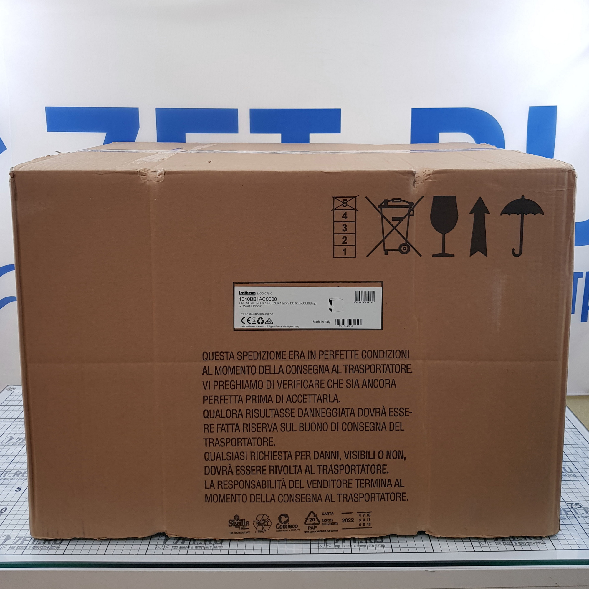 Купить Холодильник однодверный Isotherm Cruise CR40 Cubic 1040BB7AC0000 12/24В 115/230В 186Вт 40л 420x430x630мм компрессорный белая дверь с фронтальным открыванием и наружным креплением 7ft.ru в интернет магазине Семь Футов