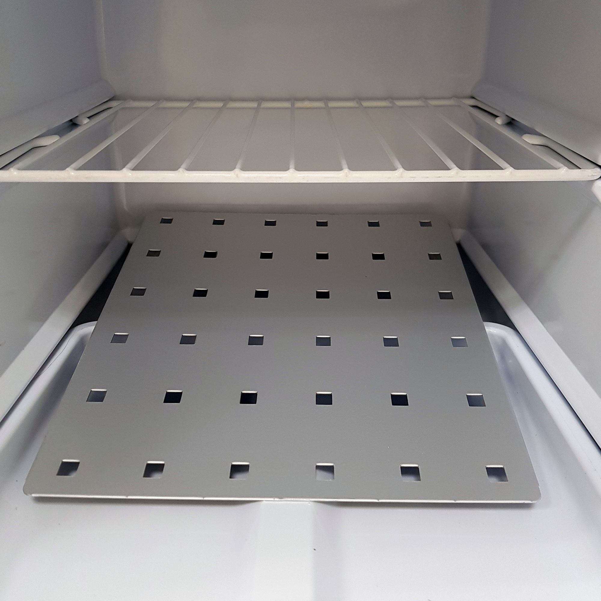 Купить Холодильник однодверный Isotherm Cruise CR40 Cubic 1040BB7AC0000 12/24В 115/230В 186Вт 40л 420x430x630мм компрессорный белая дверь с фронтальным открыванием и наружным креплением 7ft.ru в интернет магазине Семь Футов