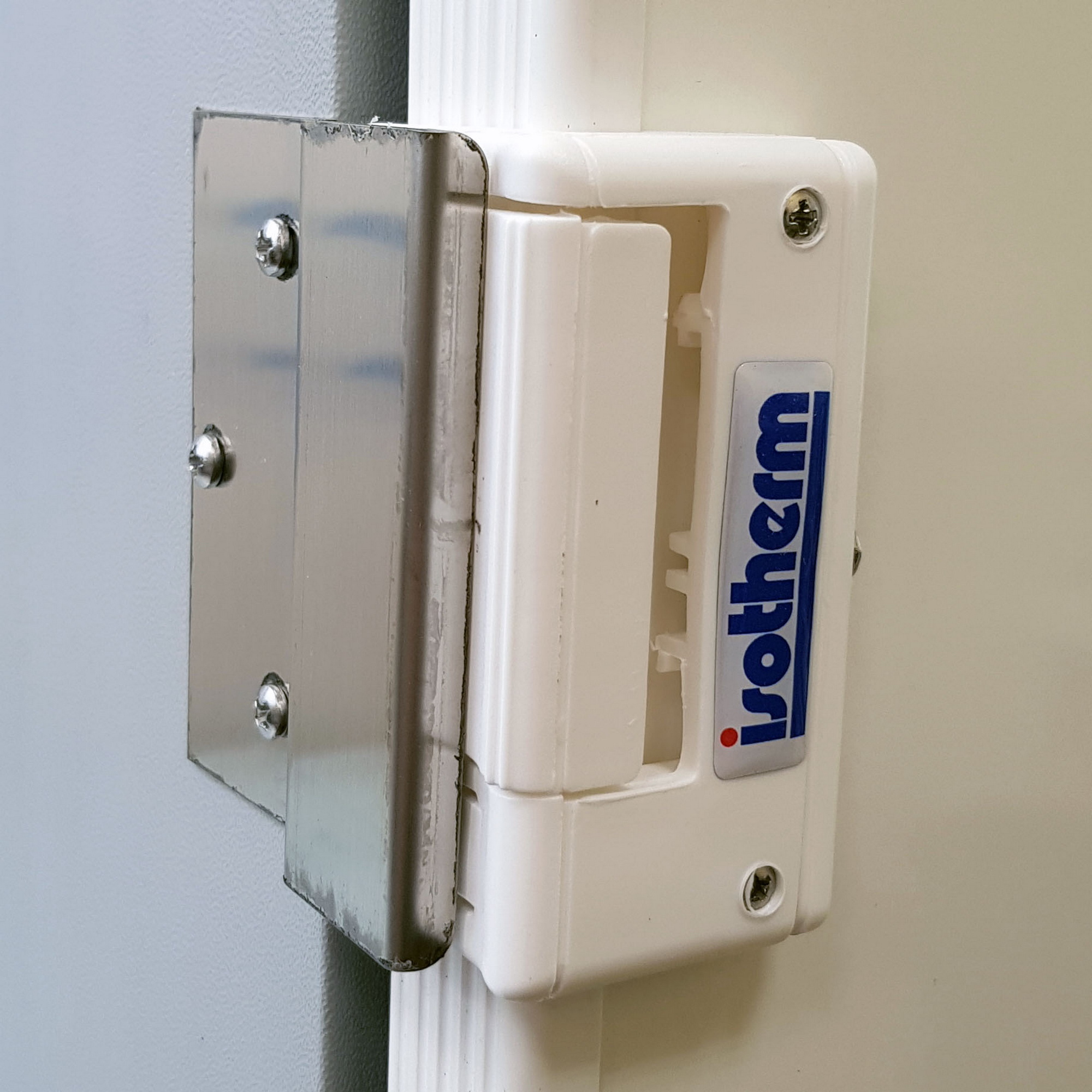 Купить Холодильник однодверный Isotherm Cruise CR40 Cubic 1040BB7AC0000 12/24В 115/230В 186Вт 40л 420x430x630мм компрессорный белая дверь с фронтальным открыванием и наружным креплением 7ft.ru в интернет магазине Семь Футов