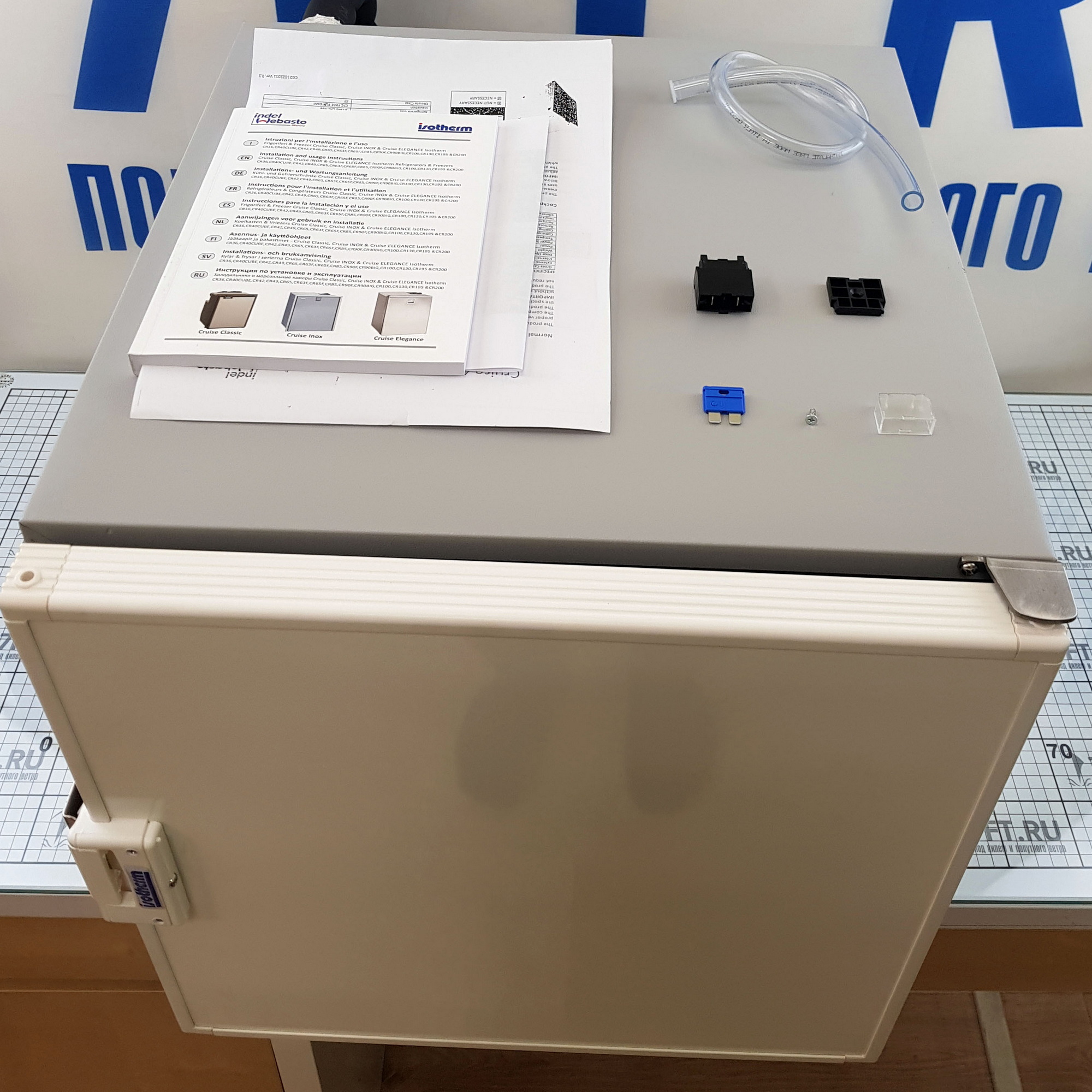 Купить Холодильник однодверный Isotherm Cruise CR40 Cubic 1040BB7AC0000 12/24В 115/230В 186Вт 40л 420x430x630мм компрессорный белая дверь с фронтальным открыванием и наружным креплением 7ft.ru в интернет магазине Семь Футов
