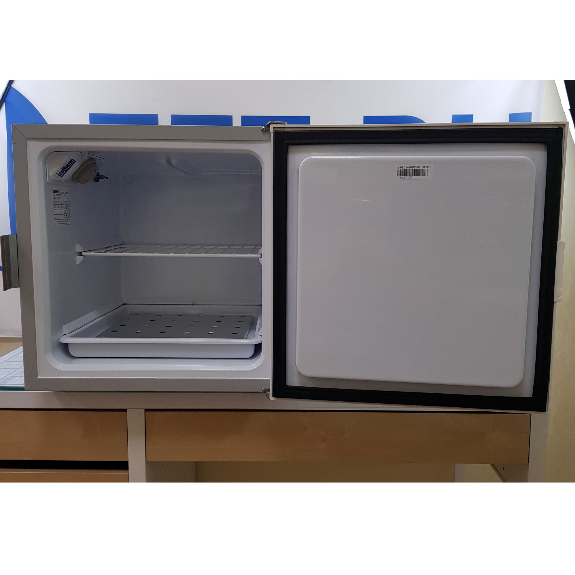 Купить Холодильник однодверный Isotherm Cruise CR40 Cubic 1040BB7AC0000 12/24В 115/230В 186Вт 40л 420x430x630мм компрессорный белая дверь с фронтальным открыванием и наружным креплением 7ft.ru в интернет магазине Семь Футов