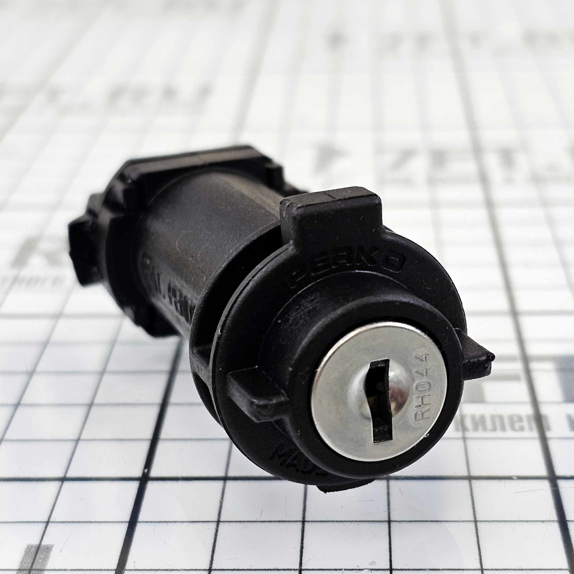 Купить Блокировка заправочной горловины Perko 0525DP0BLK из чёрного полимера с цилиндром замка из цинкового сплава 7ft.ru в интернет магазине Семь Футов