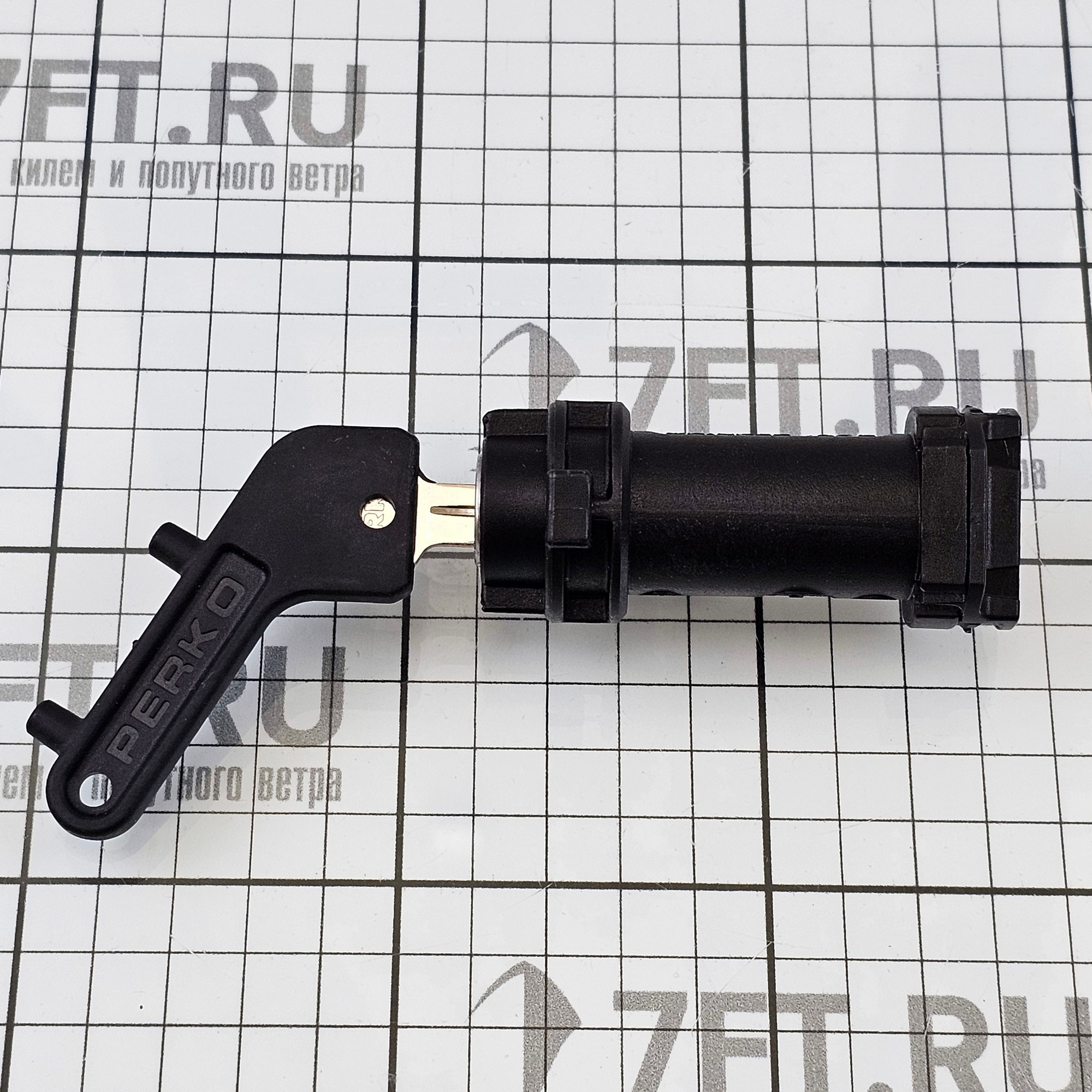 Купить Блокировка заправочной горловины Perko 0525DP0BLK из чёрного полимера с цилиндром замка из цинкового сплава 7ft.ru в интернет магазине Семь Футов