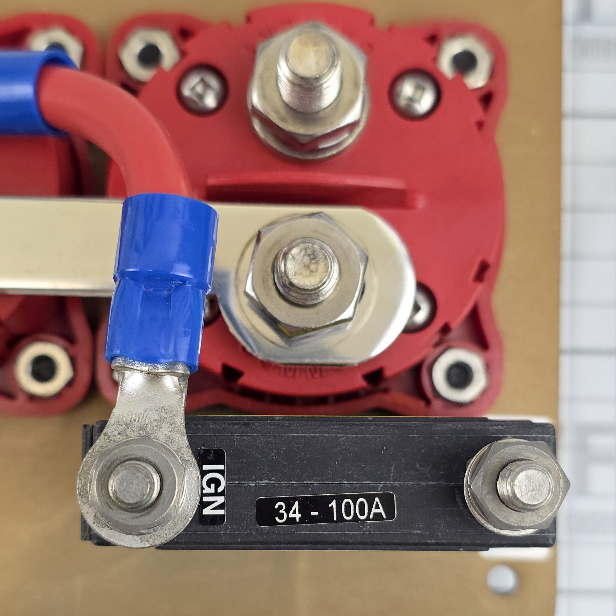 Купить Панель защиты и переключения двух АКБ Blue Sea Traditional Metal Panel 8080 48 В 300 А 133 x 165 x 76 мм из алюминия 7ft.ru в интернет магазине Семь Футов