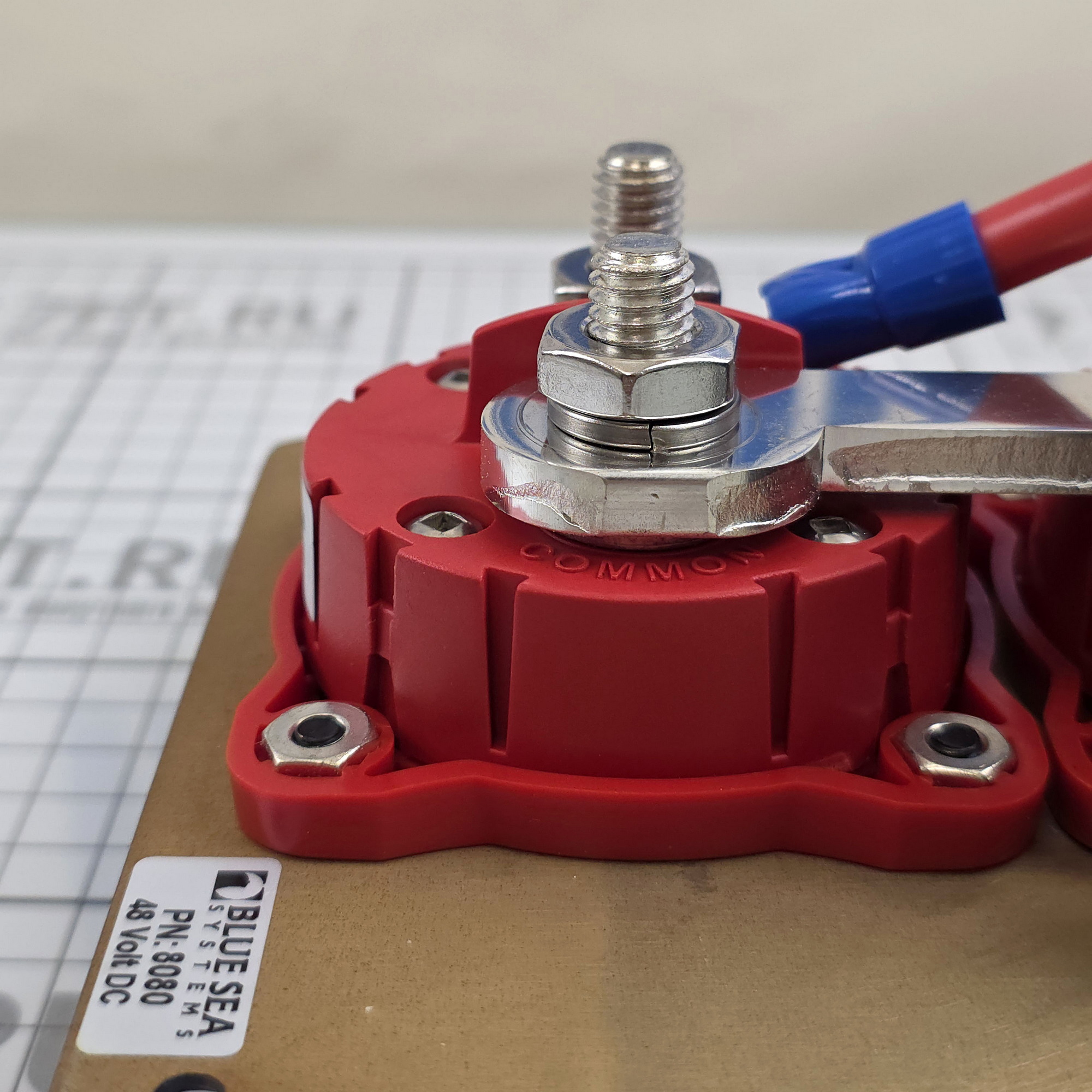 Купить Панель защиты и переключения двух АКБ Blue Sea Traditional Metal Panel 8080 48 В 300 А 133 x 165 x 76 мм из алюминия 7ft.ru в интернет магазине Семь Футов