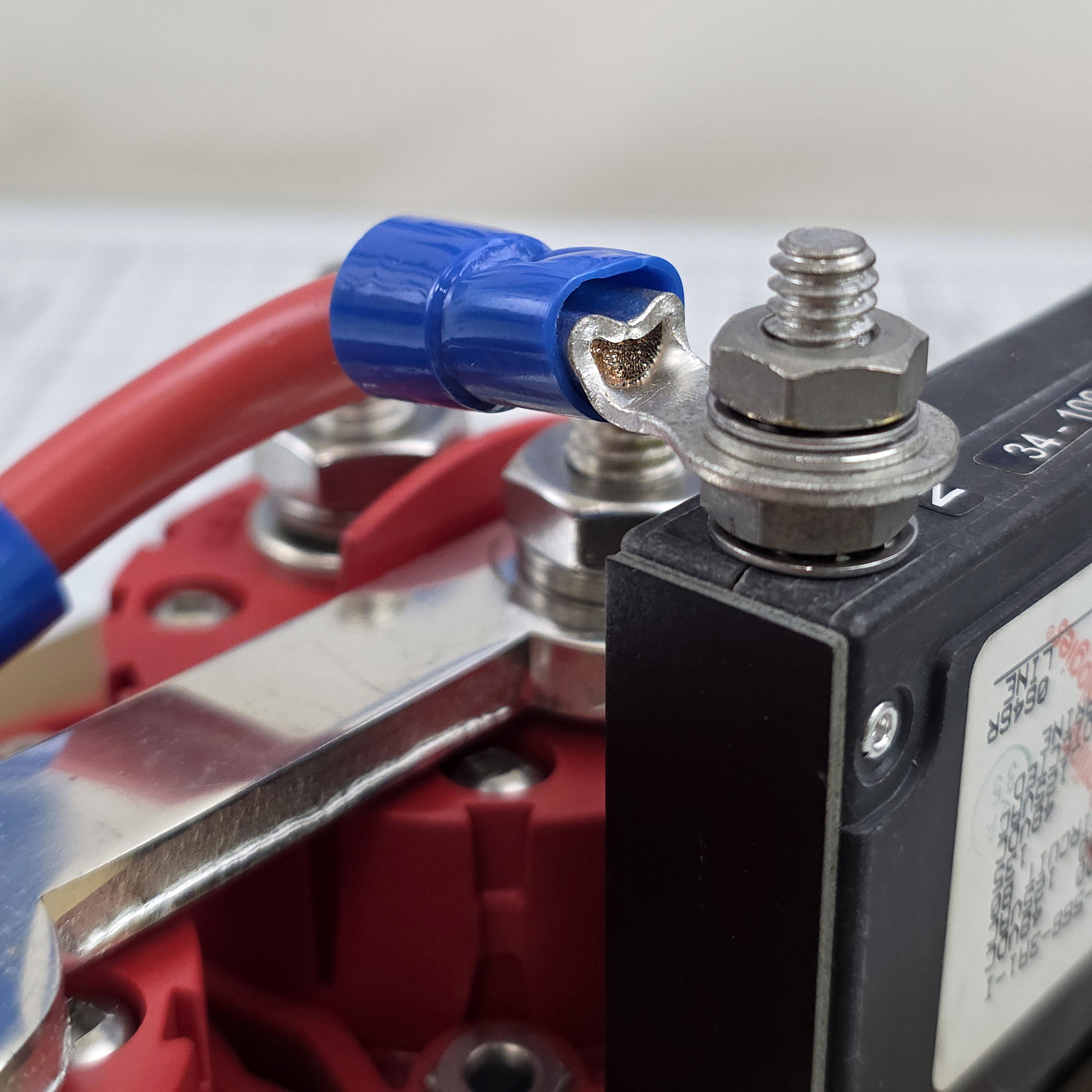 Купить Панель защиты и переключения двух АКБ Blue Sea Traditional Metal Panel 8080 48 В 300 А 133 x 165 x 76 мм из алюминия 7ft.ru в интернет магазине Семь Футов