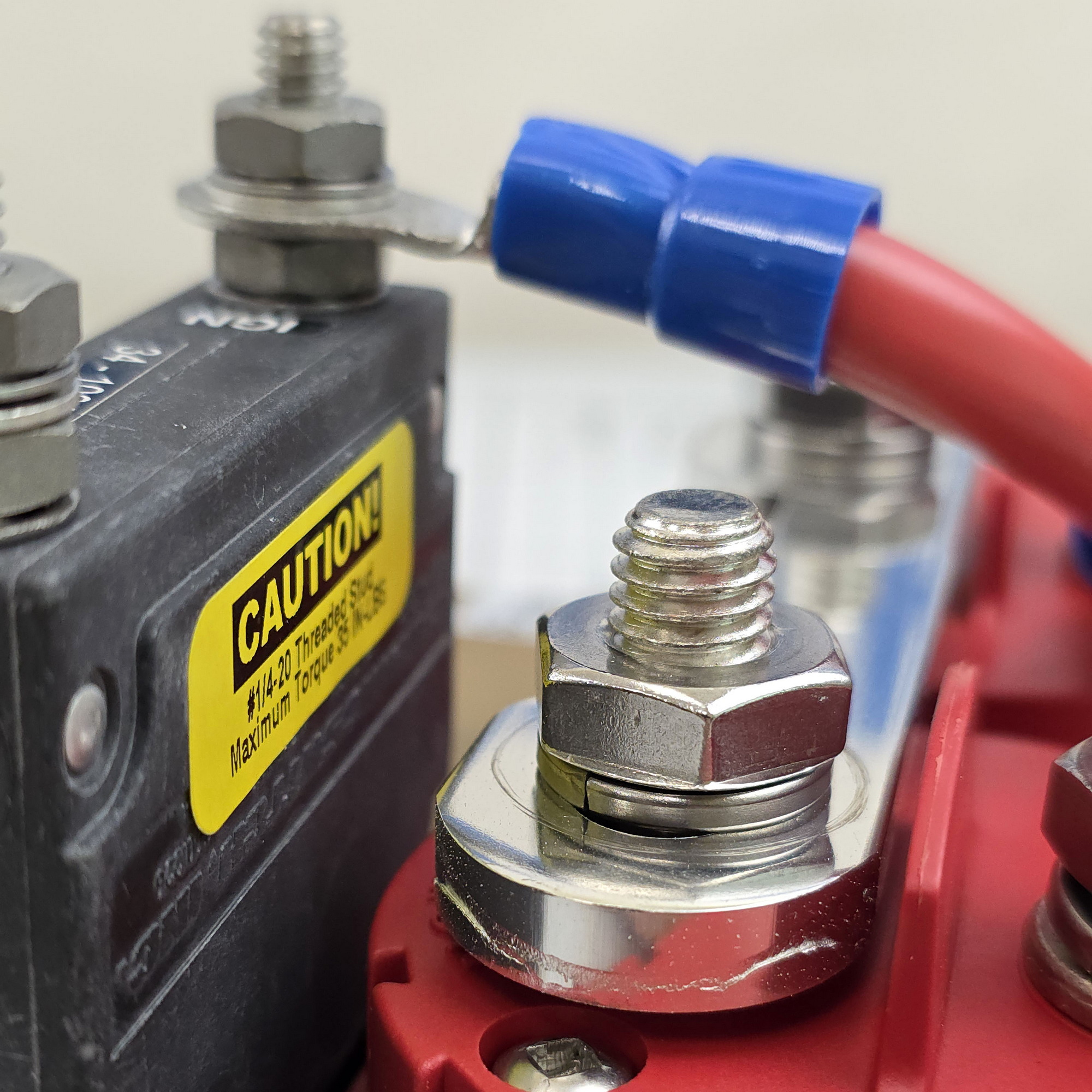 Купить Панель защиты и переключения двух АКБ Blue Sea Traditional Metal Panel 8080 48 В 300 А 133 x 165 x 76 мм из алюминия 7ft.ru в интернет магазине Семь Футов