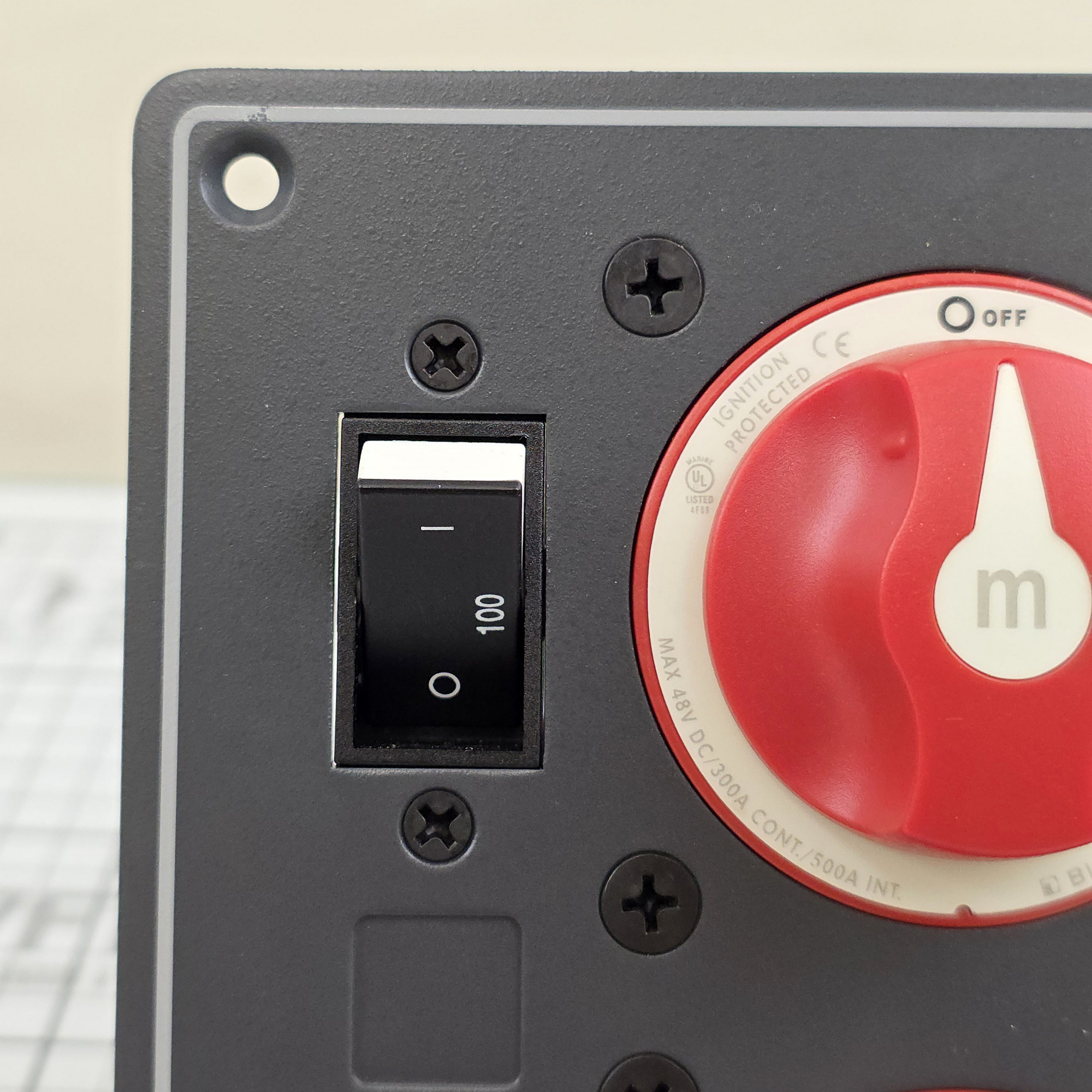 Купить Панель защиты и переключения двух АКБ Blue Sea Traditional Metal Panel 8080 48 В 300 А 133 x 165 x 76 мм из алюминия 7ft.ru в интернет магазине Семь Футов