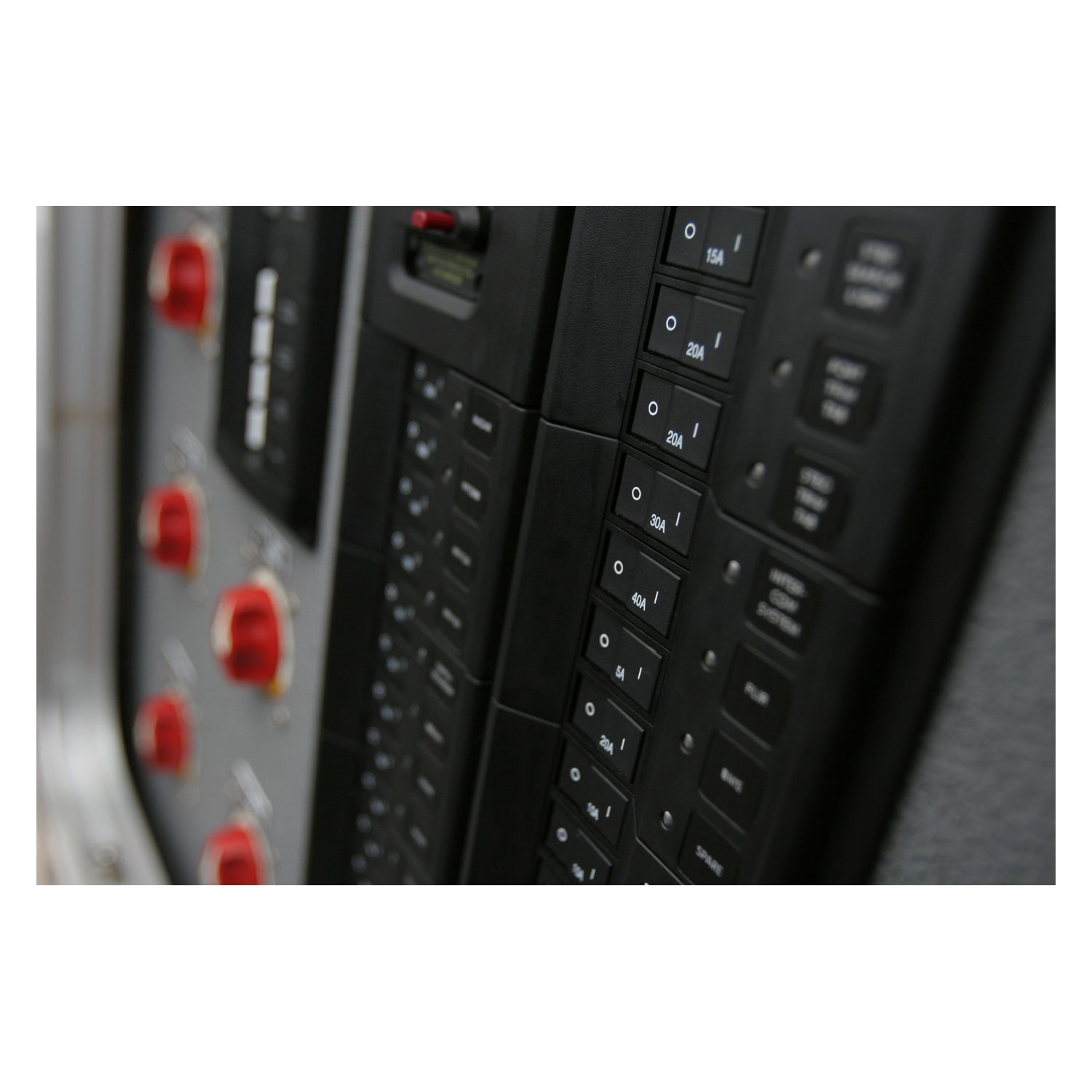 Купить Автоматический выключатель однополюсный кнопочный Blue Sea A-Series 7399 32/240В 2,5А 7ft.ru в интернет магазине Семь Футов
