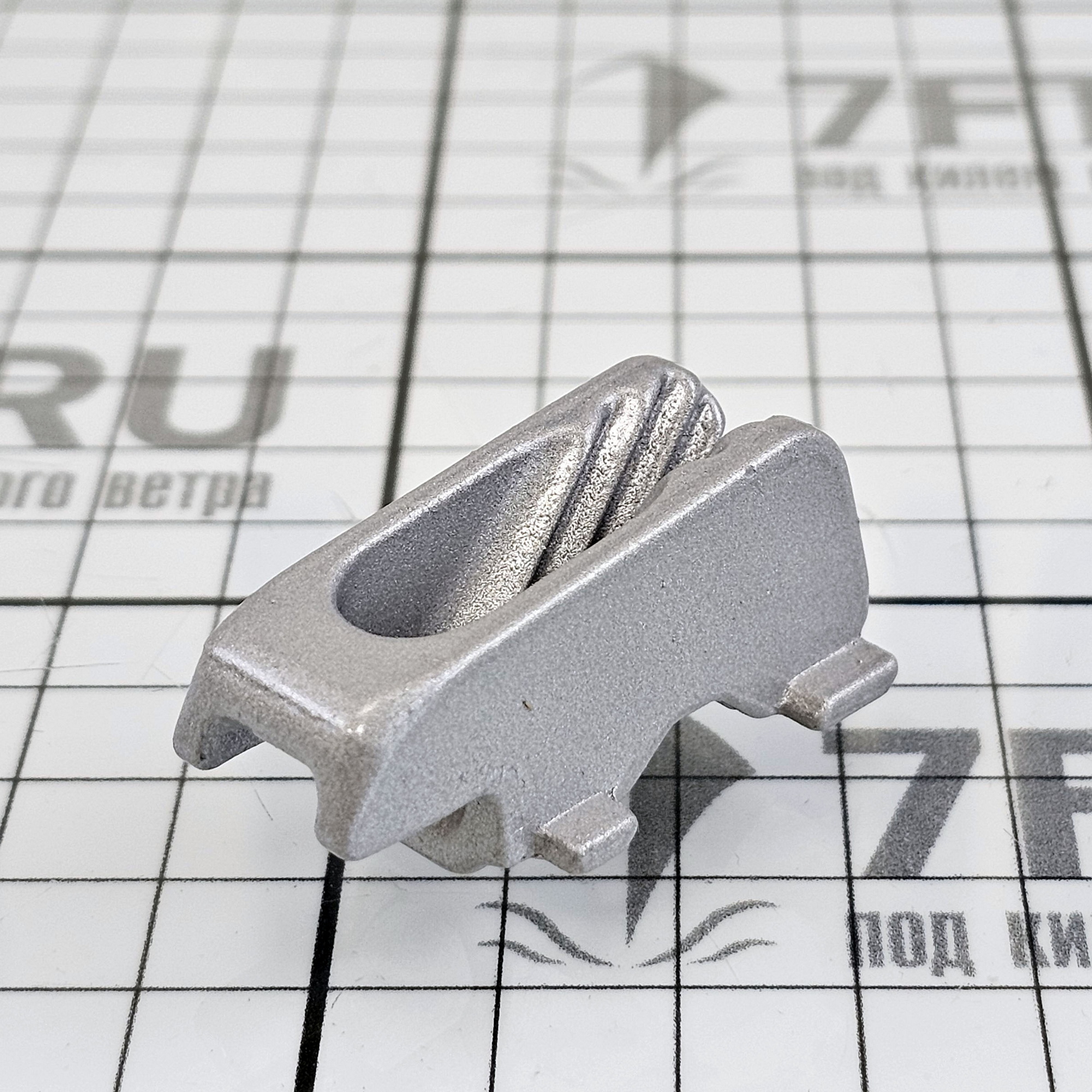 Купить Стопор щелевой для гика Clamcleat Unifiber CL244S1 c нейлоновым зажимом стрелы Ø36-37мм для троса Ø3-5мм 42x22x20мм из серого алюминия 7ft.ru в интернет магазине Семь Футов