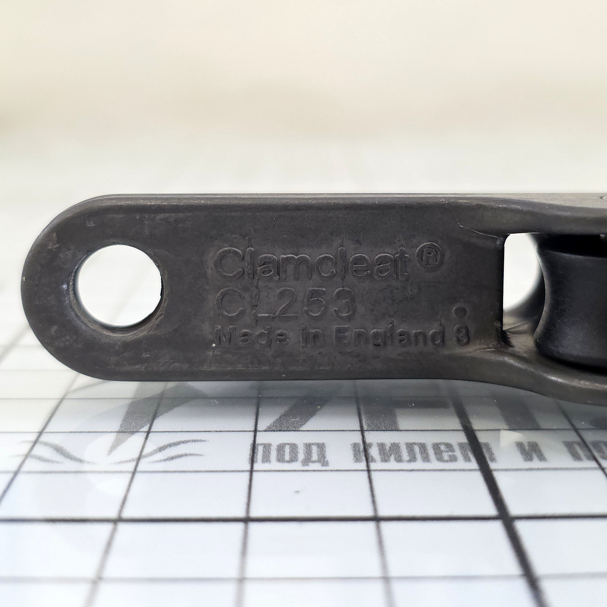 Купить Стопор щелевой для трапеций Clamcleat CL253AN для троса Ø4-8мм с нейлоновым звеном 90x18x35мм из анодированного алюминия 7ft.ru в интернет магазине Семь Футов