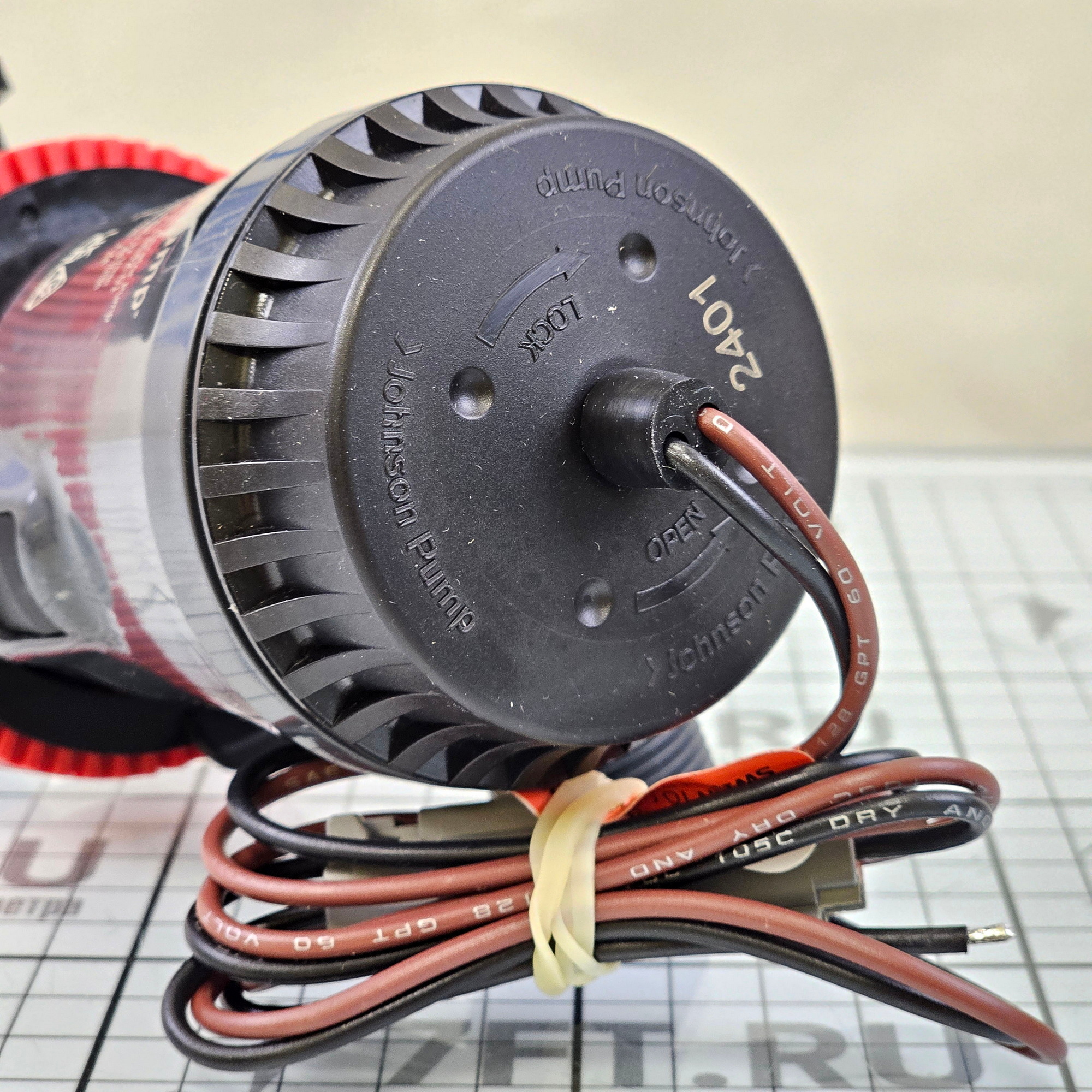 Купить Картриджный аэраторный насос Johnson Pump Aqua O2 Flex Mount 10-13642-01 500GPH 12В 2,7А 37л/мин под шланг Ø19мм гибкое крепление корпус из АБС-пластика 7ft.ru в интернет магазине Семь Футов