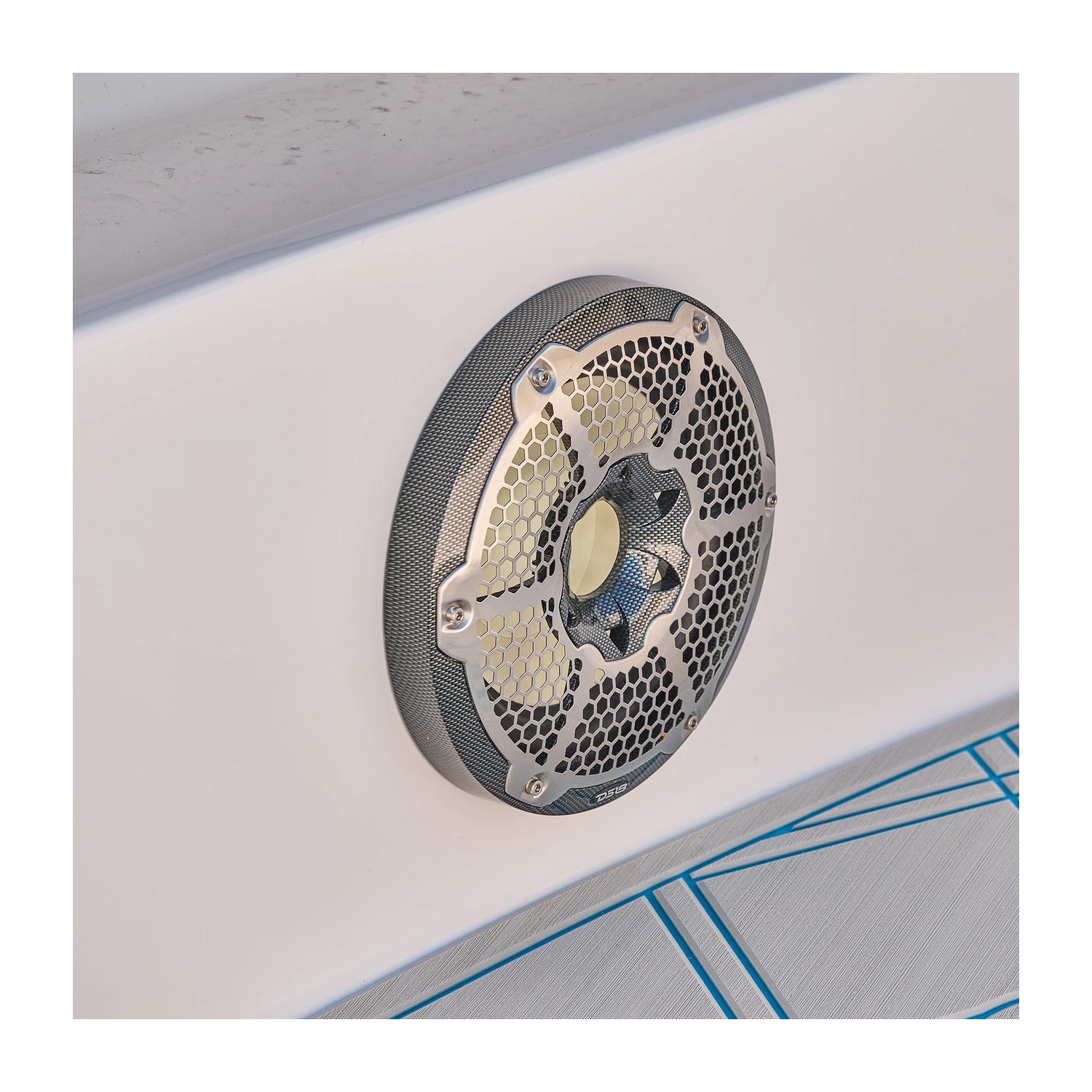 Купить Сабвуфер DS18 CF-10SUB Ø254мм 35–250Гц 300-600Вт 2-4Ом IP65 светодиодная RGB-подсветка глянцевый из углеродного волокна чёрного цвета 7ft.ru в интернет магазине Семь Футов