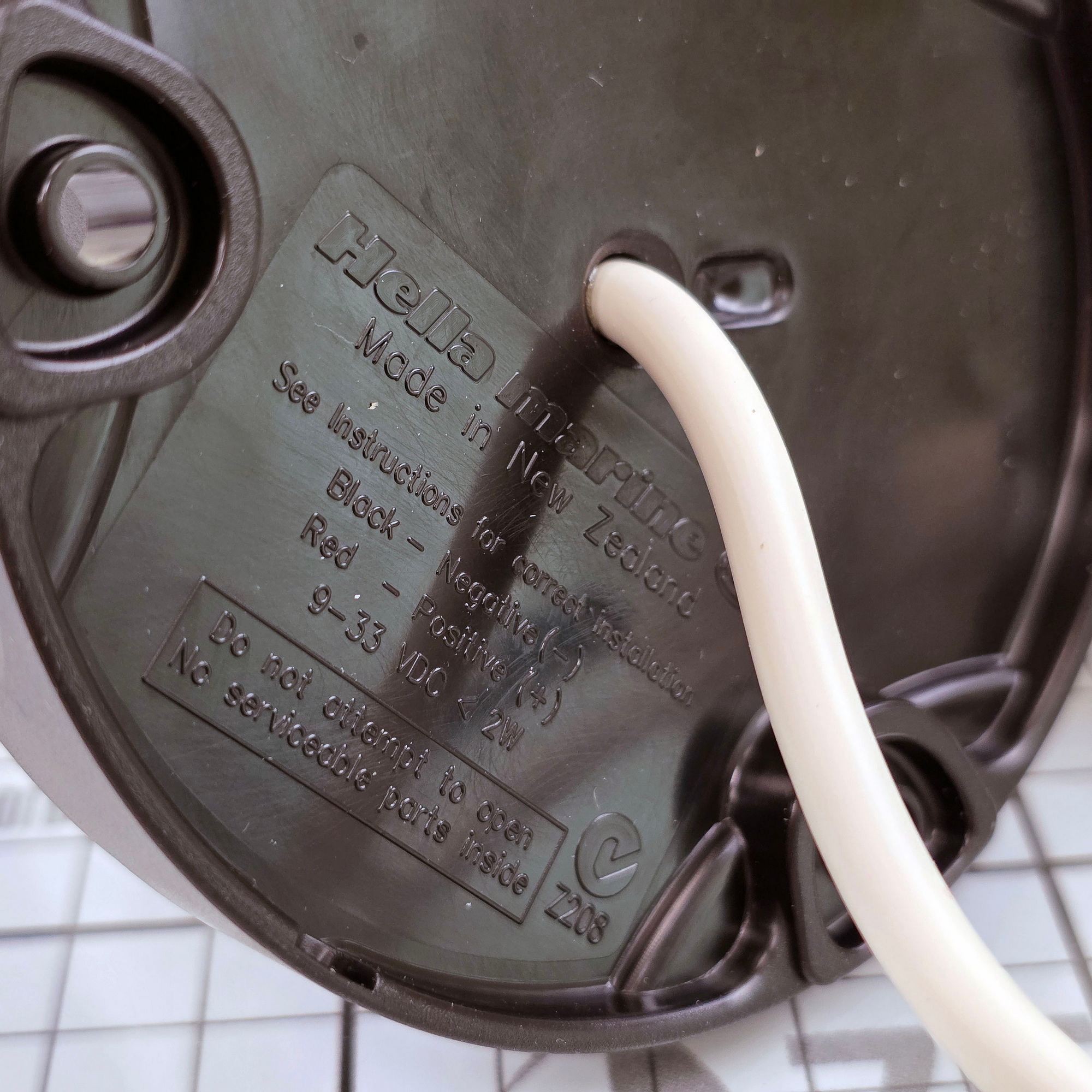 Купить Круговой огонь Hella Marine NaviLED 360 2LT 980 910-101 белый 360° 9-33В 2Вт видимость 2 мили в черном пластиковом корпусе для поверхностного монтажа 7ft.ru в интернет магазине Семь Футов