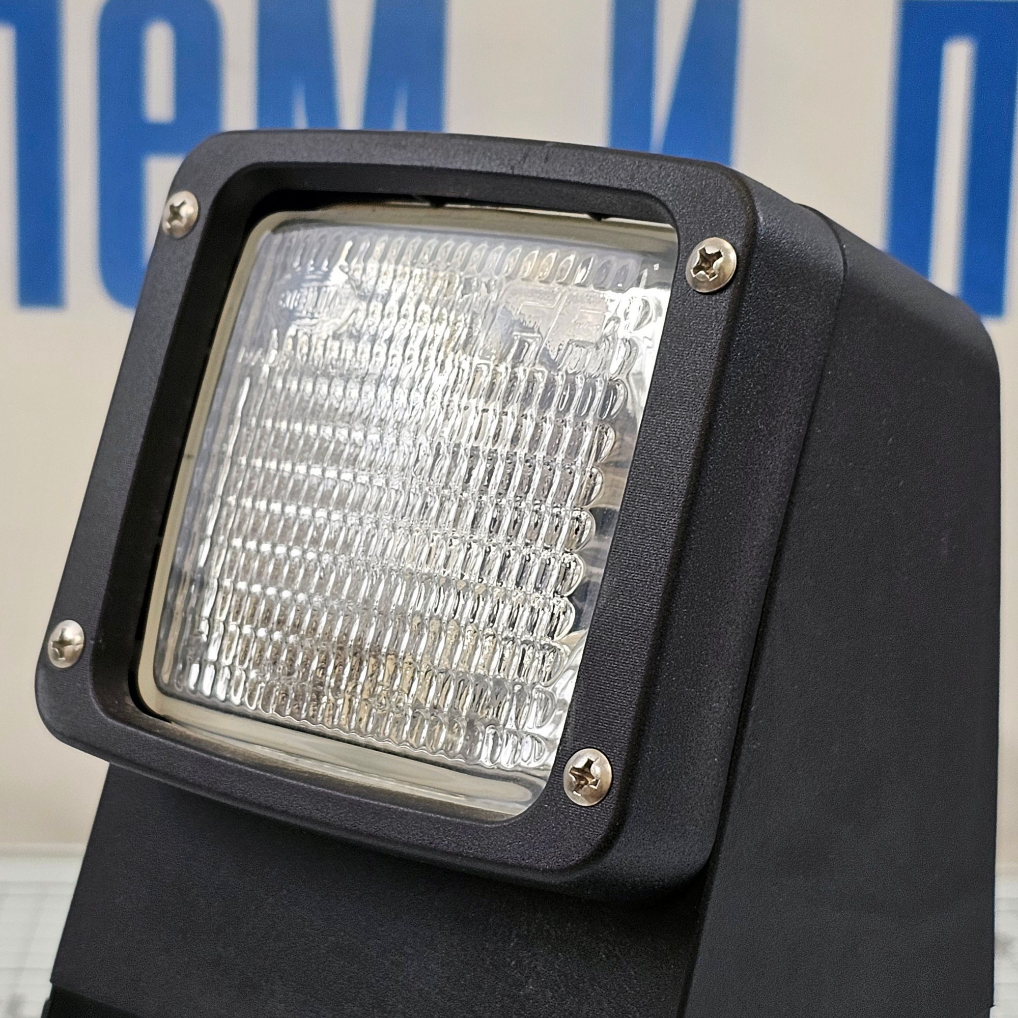 Купить Светильник салинговый галогеновый Hella Marine Halogen 8503 1GA 998 503-001 12 В 55 Вт корпус чёрный 7ft.ru в интернет магазине Семь Футов