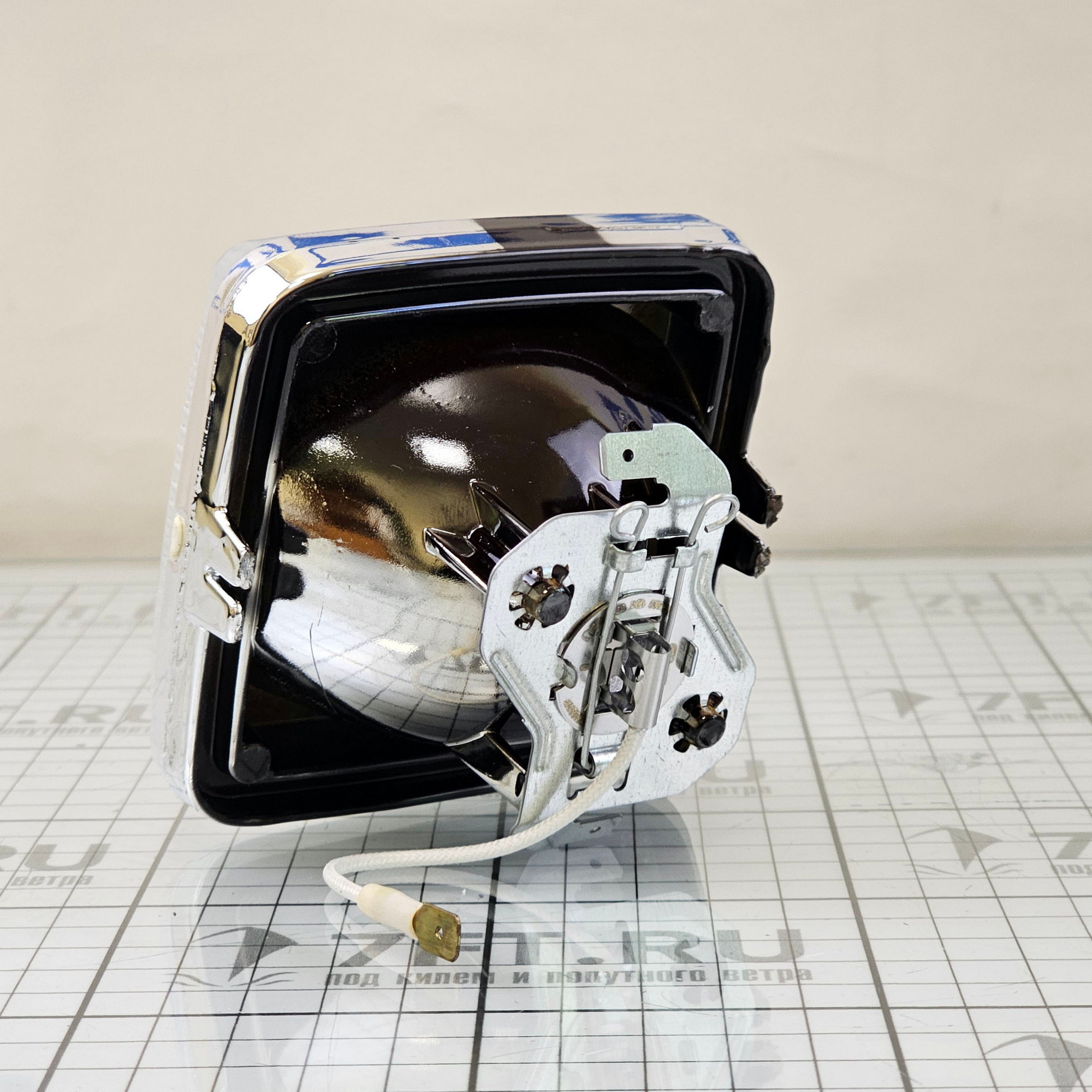 Купить Светильник салинговый галогеновый Hella Marine Halogen 8503 1GA 998 503-001 12 В 55 Вт корпус чёрный 7ft.ru в интернет магазине Семь Футов