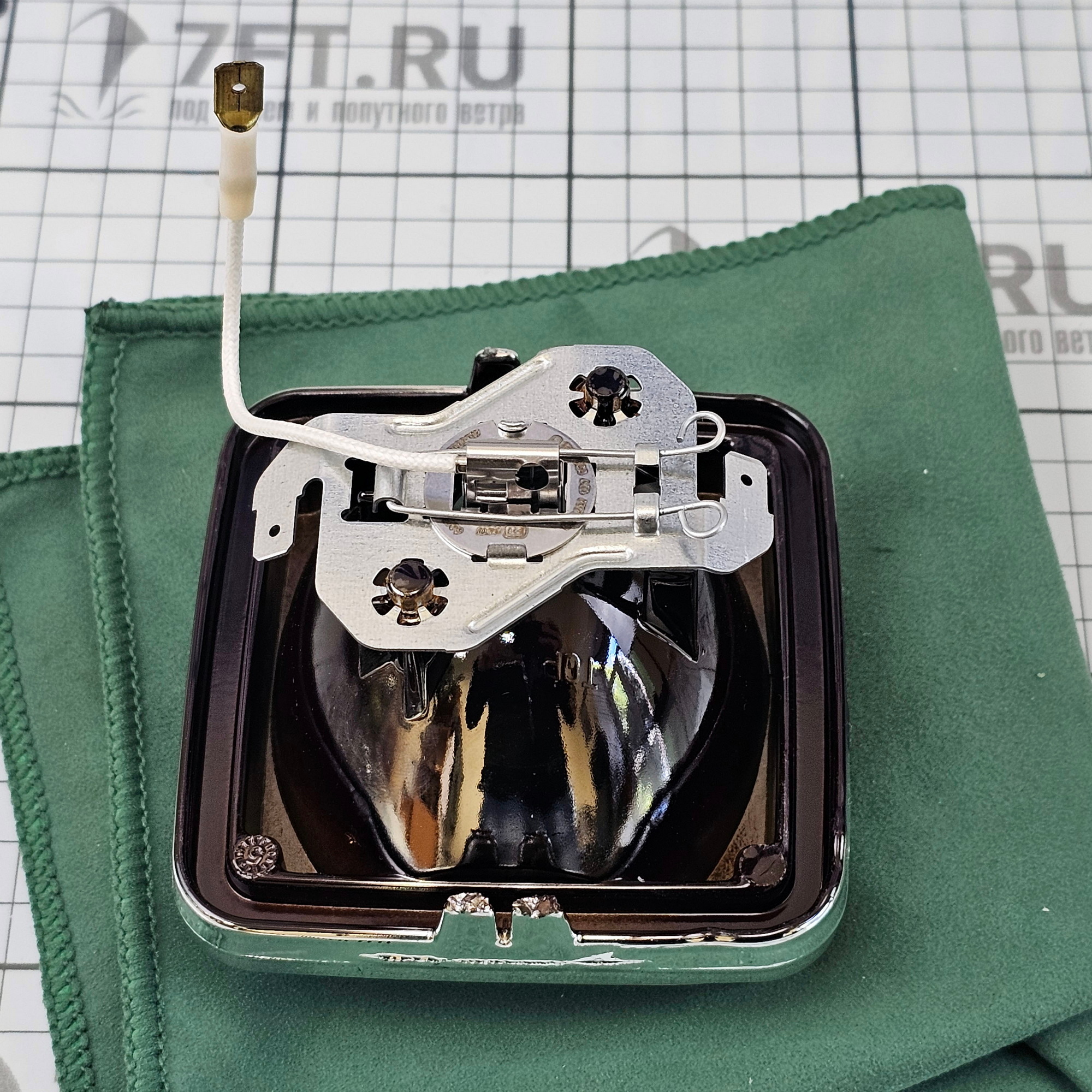 Купить Светильник салинговый галогеновый Hella Marine Halogen 8503 1GA 998 503-001 12 В 55 Вт корпус чёрный 7ft.ru в интернет магазине Семь Футов