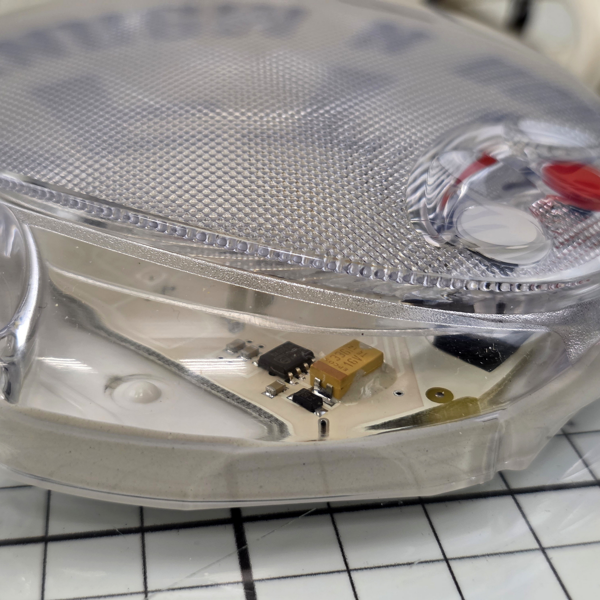 Купить Светильник накладной водонепроницаемый Hella Marine EuroLed 130 Touch 2JA 959 950-121 9-33В 4Вт белый корпус белый/красный свет 7ft.ru в интернет магазине Семь Футов