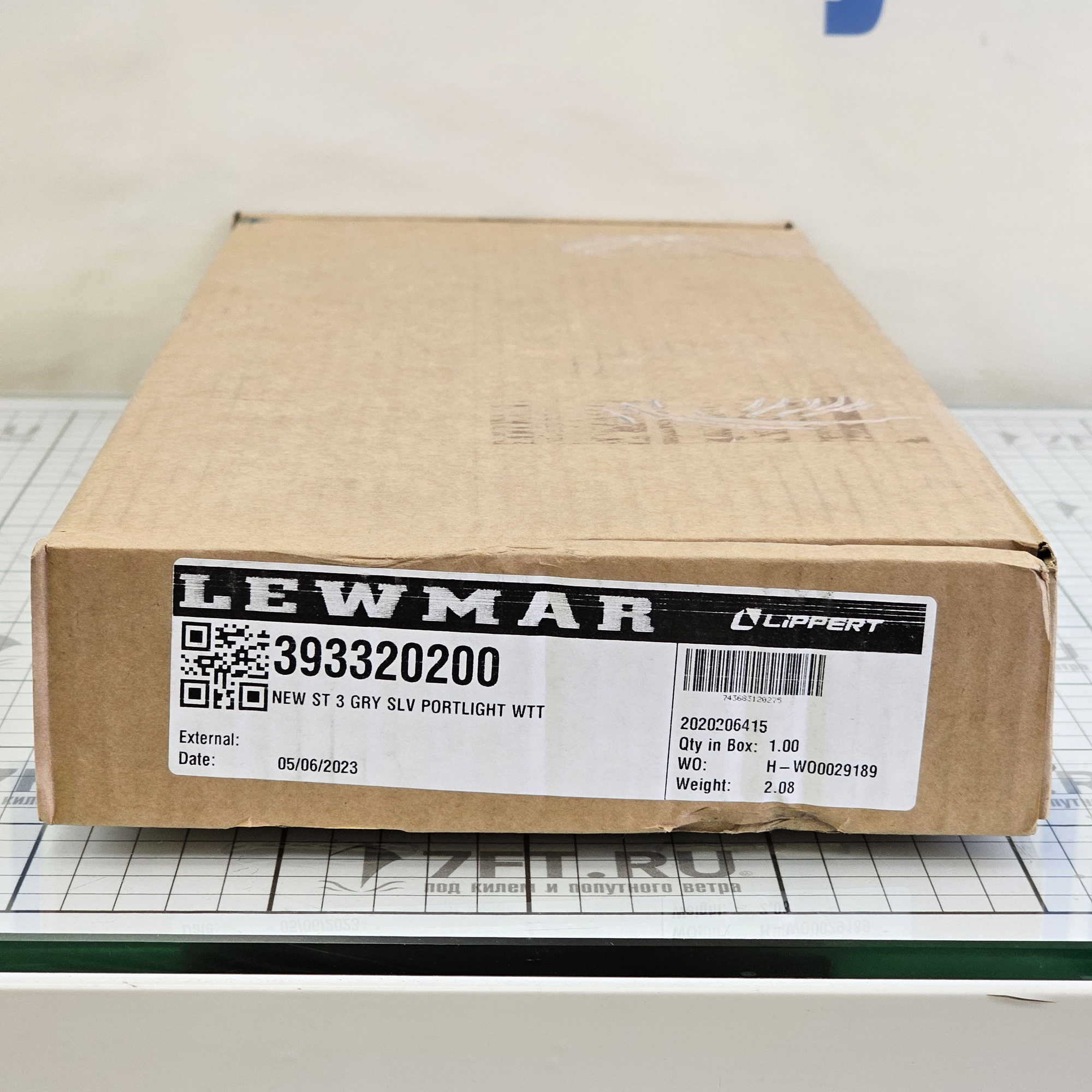 Купить Иллюминатор открывающийся Lewmar Standard Portlight 393320200 191x449x4мм размер 3 с отделкой из белого АБС-пластика 7ft.ru в интернет магазине Семь Футов