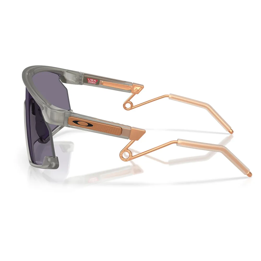 Купить Oakley OO9237-1339 Солнцезащитные очки Bxtr metal Trans Grey Ink Prizm Grey/CAT3 7ft.ru в интернет магазине Семь Футов