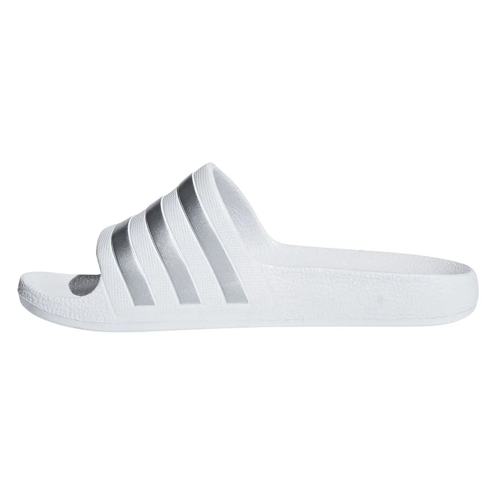 Купить adidas f35555/35 Шлёпанцы Adilette Aqua Ftwr White / Silver Metal 32x20x10 EU 35 7ft.ru в интернет магазине Семь Футов